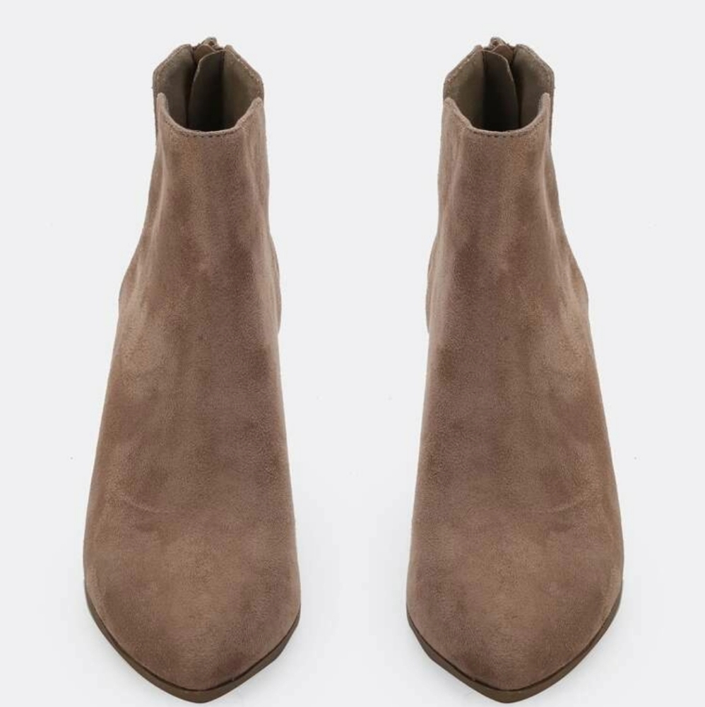 Woman's Size 7m Faux Suede Booties